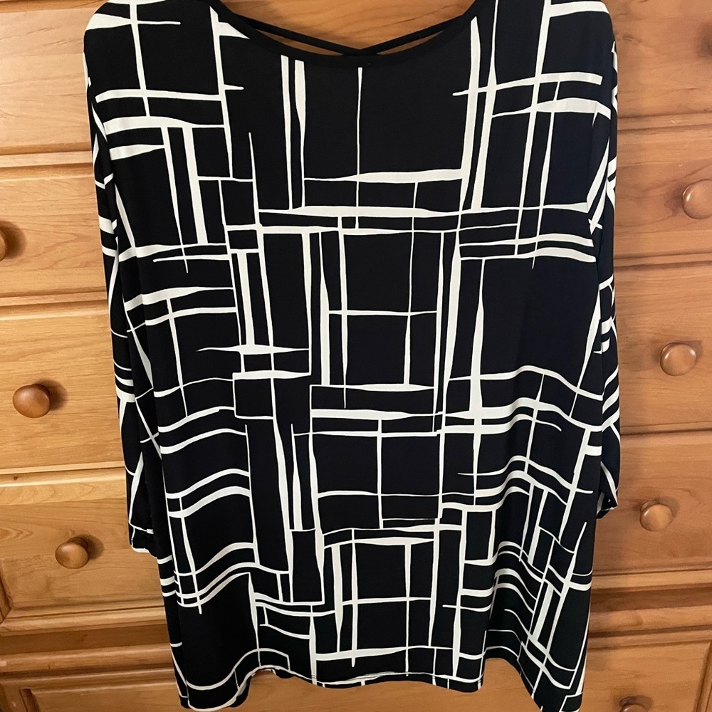 Women’s Black and White Geometric Top Plus Size 26W - Picture 3 of 6